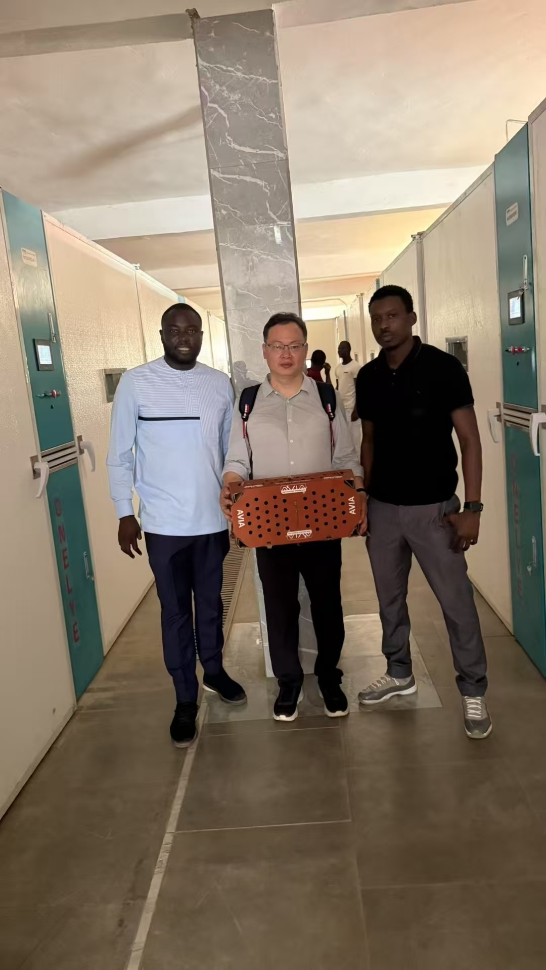 บล็อกบริษัทล่าสุดเกี่ยวกับ เกษตรกรชาวเคนยาประสบปัญหาไฟฟ้าดับและอุณหภูมิผันผวน: วิธีการใช้เครื่องฟักไข่แบบขั้นตอนเดียวช่วยรักษาอัตราการฟักให้คงที่